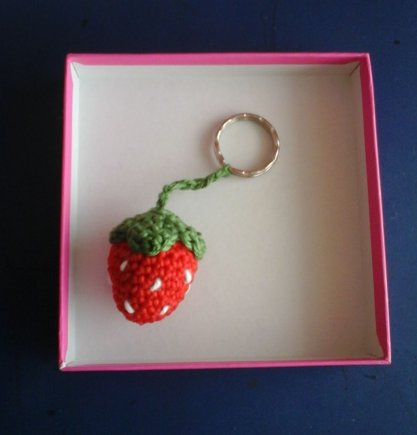 Schlüsselanhänger Taschenbaumler Geschenkanhänger Erdbeere gehäkelt, 3,5 cm, NEU