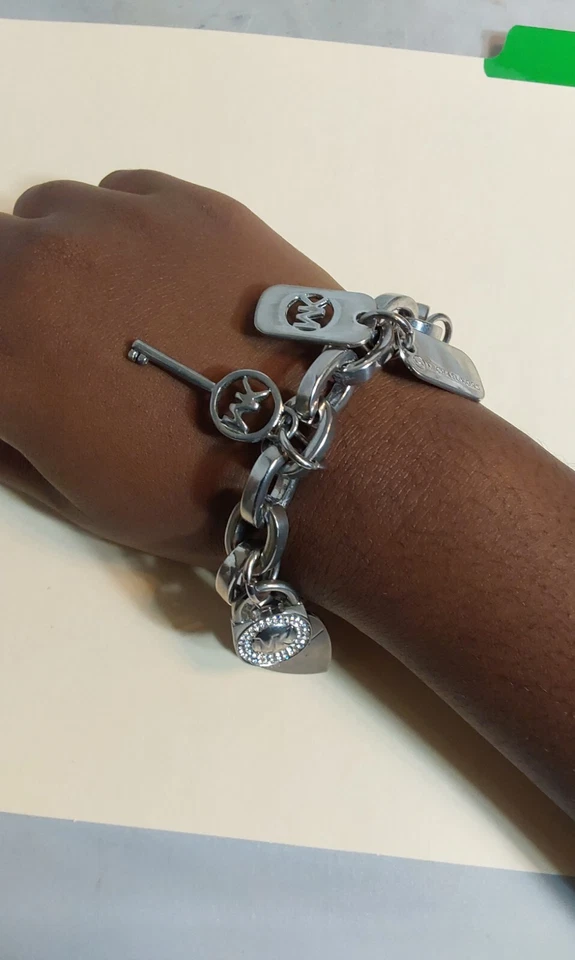 Pulsera Michael Kors Tono Plata Pavé Cristal Blanco Dije 8" Largo Foto 3 de 4