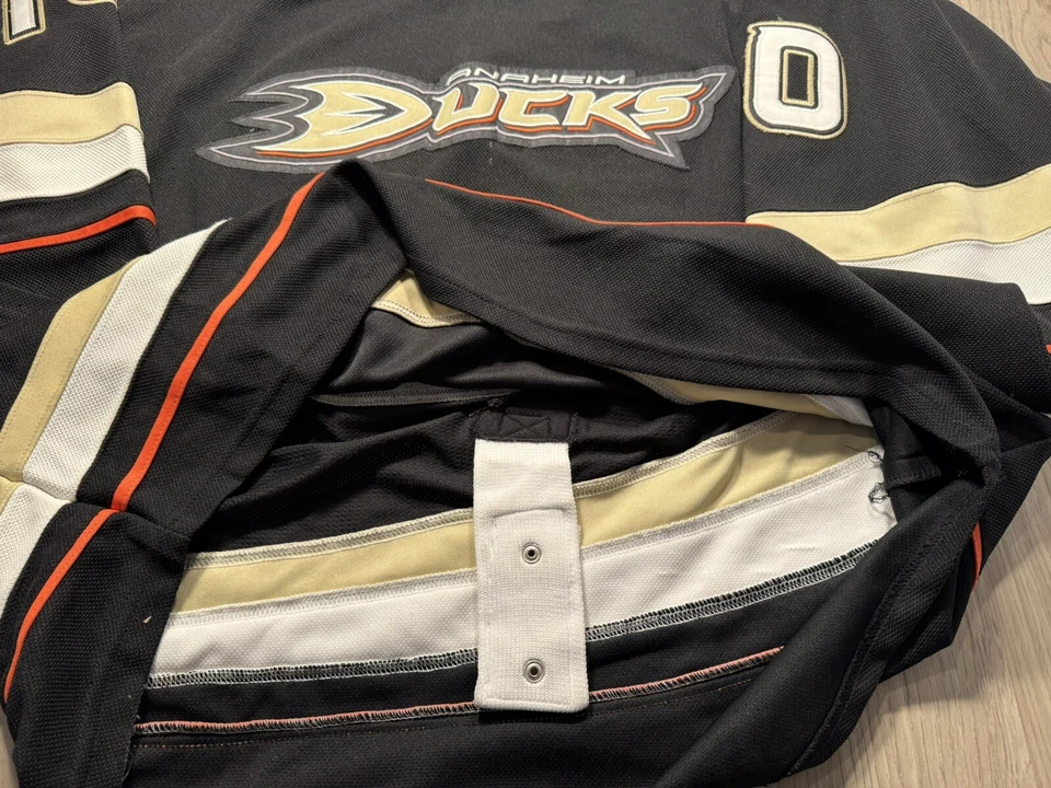Camiseta deportiva de hockey firmada por el equipo autografiada de los Anaheim Ducks CCM Corey Perry de la NHL Foto 4 de 4