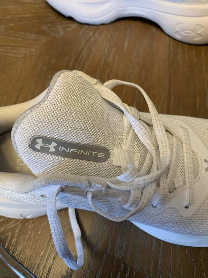Zapatos Under Armour Infinite para mujer talla 9 Foto 3 de 4