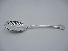 REED BARTON SILVERPLATE FRENCH CHIPPENDALE SUGAR SPOON - 6 1/4"    04Q