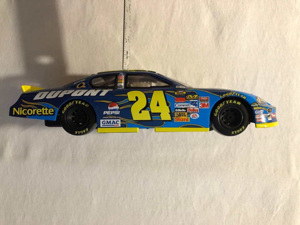 Coche de plástico NASCAR Jeff Gordon 2007 Chevy Monte Carlo 1/24 Departamento de Defensa Foto 3 de 4