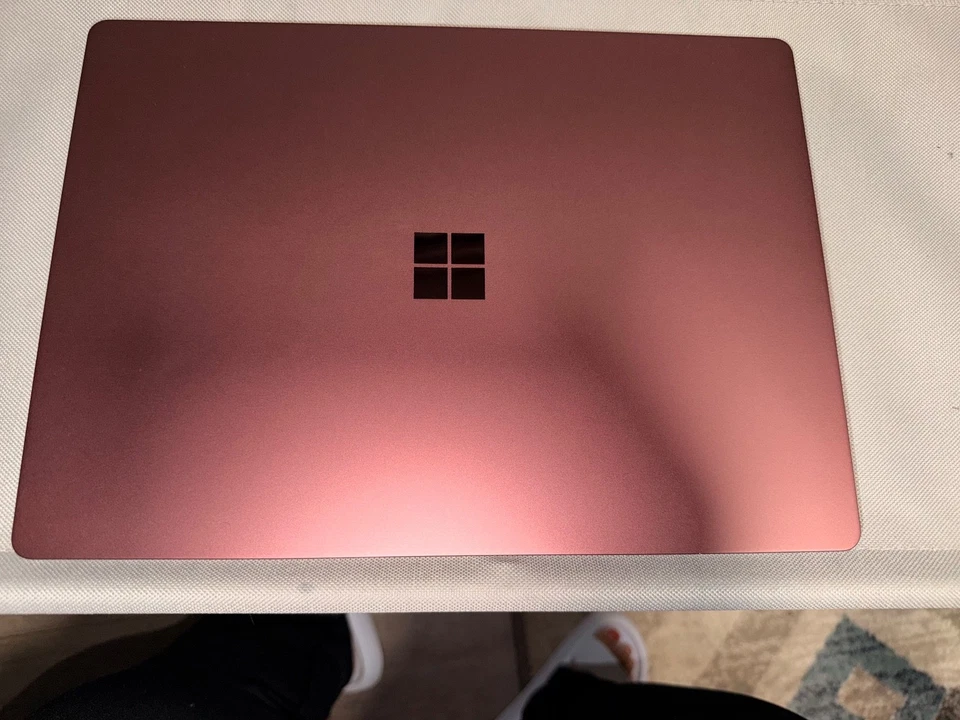 Windows10 Pro 13 pulgadas Portátil Microsoft Surface Borgoña perfecto estado. Foto 4 de 4