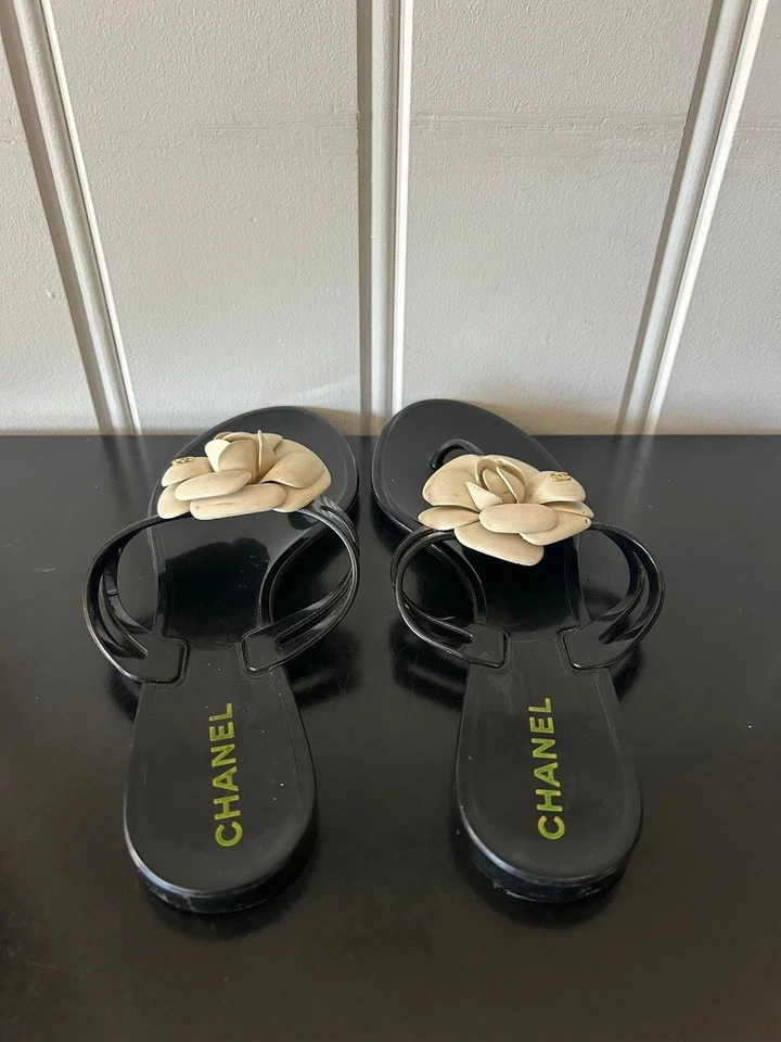 Sandalias Chanel con flores blancas y negras Foto 3 de 4