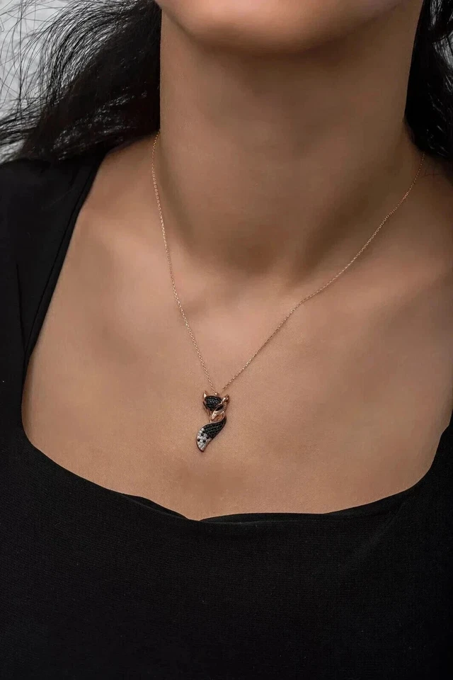 Colgante con dije de zorro de diamantes negros simulados de corte redondo de 2,50 quilates enchapado en oro rosa de 14 k Foto 2 de 4