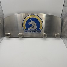 Estante de exhibición de medallas de metal para maratón de Boston - Soporte de montaje en pared de acero inoxidable.
