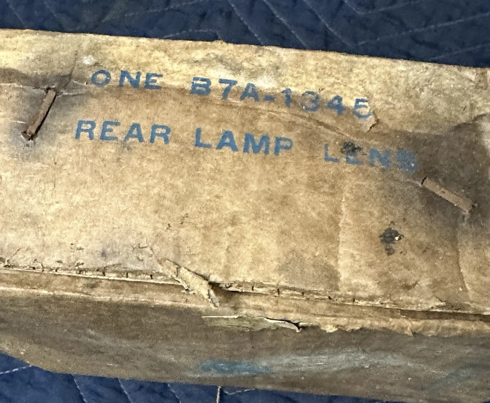Lente de luz trasera con respaldo B7A 13450 B NOS 57 Ford Fairlane T-Bird Ranchero Wagon Foto 2 de 4