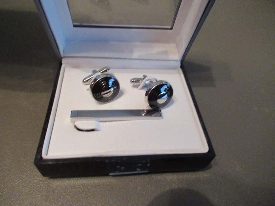Gemelos circulares de rodio pulido Geoffrey Beene con clip de corbata de esmalte negro Foto 2 de 4