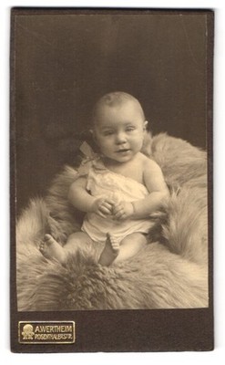 Fotografie A. Wertheim, Berlin, Rosenthalerstrasse, Kleines Kind auf einem Fell 