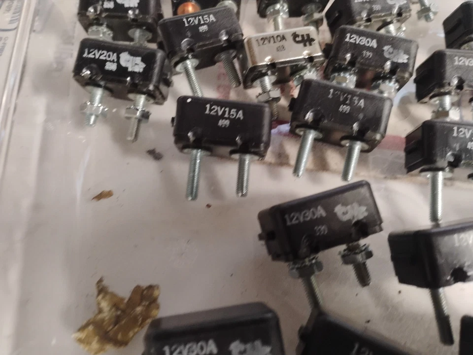 LOTE DE 35 Disyuntores Cole Hersee 12 Voltios 20 Amp 30-20 15 Foto 3 de 4