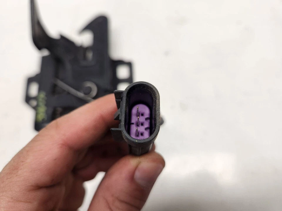 Cadillac DTS 2007 pestillo de capó - N.º de parte de alimentación: 01999435 Foto 3 de 4