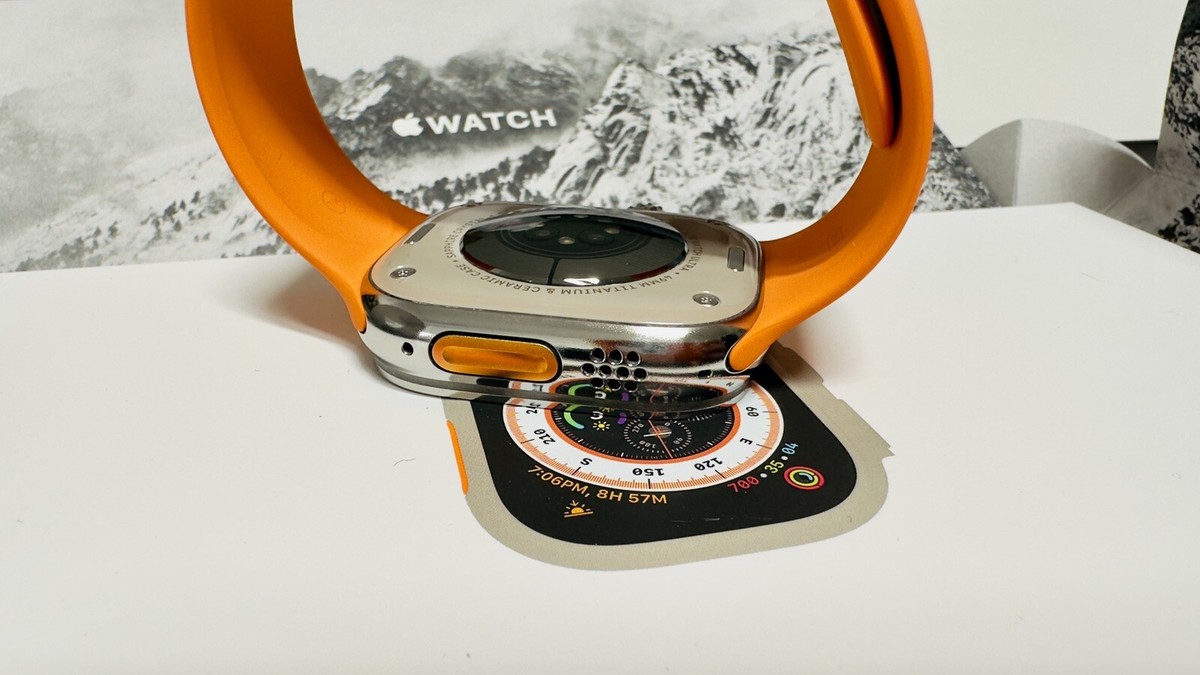 Apple Watch ULTRA 2 49mm Polished with HERMES Orange Sport Apple Watch ULTRA 2 49mm Polished with HERMES Orange Sport