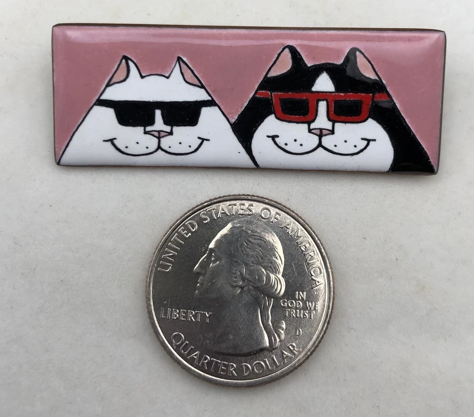 Broche prendedor vintage firmado Elvie Zell esmalte cobre gatos con gafas de sol Foto 3 de 4