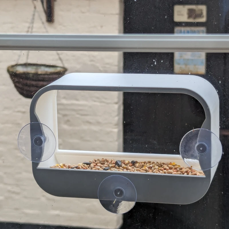 Modern style glass window mounted bird Feeder station with strong suction pads - Image 2 of 4