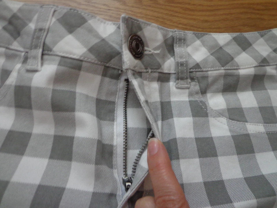 SO women's NWT junior sz 9 super stretch white/grey checkered high rise shorts  - Image 2 of 4