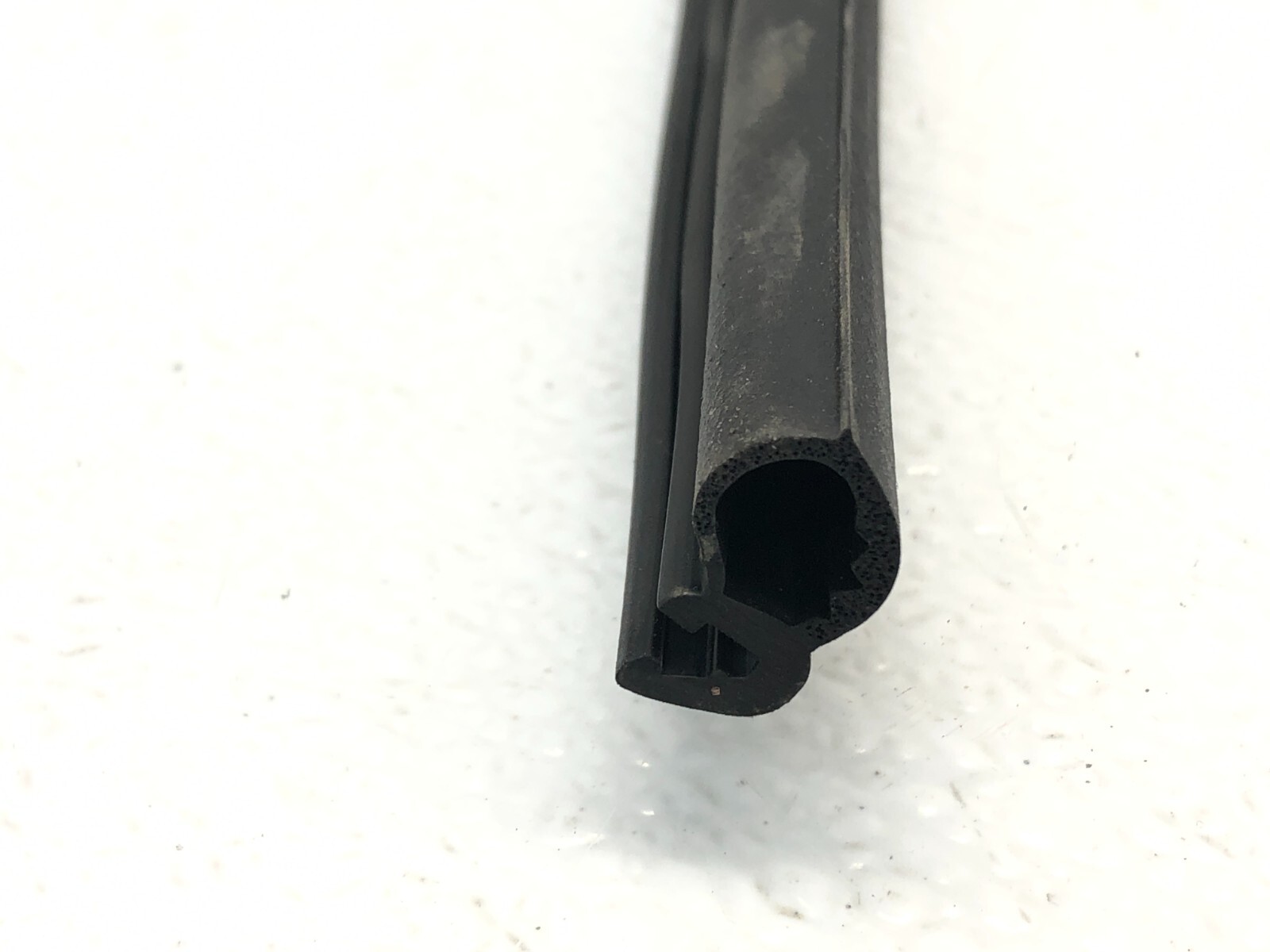2017-2022 MASERATI LEVANTE ROOF TOP WEATHERSTRIP SEAL OEM