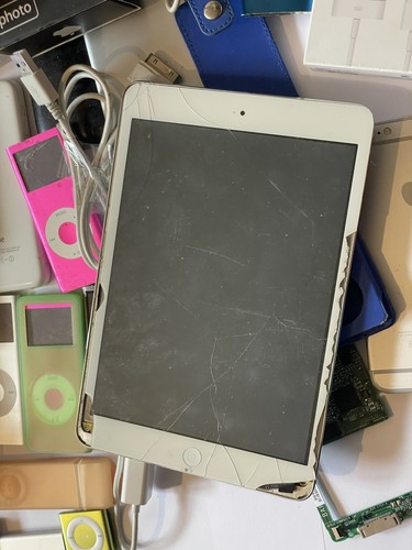 Apple MP3 Player Joblot - iPad iPhone iPod Shuffle 1,2,3,4 & Nano + Accessories - Picture 16 of 23