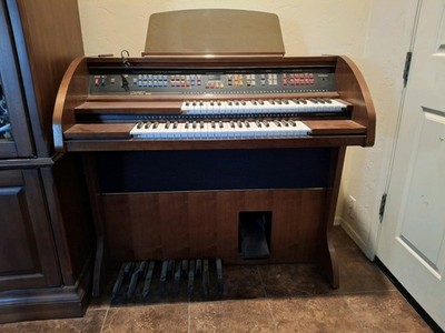 Lowery G-200 Organ With Several Cartages Music Books Along With Keyboard Markers