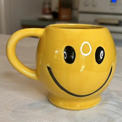 VTG MCM McCoy Pottery Yellow Ceramic Smiley Face COFFEE MUG Tea Cup USA Signed