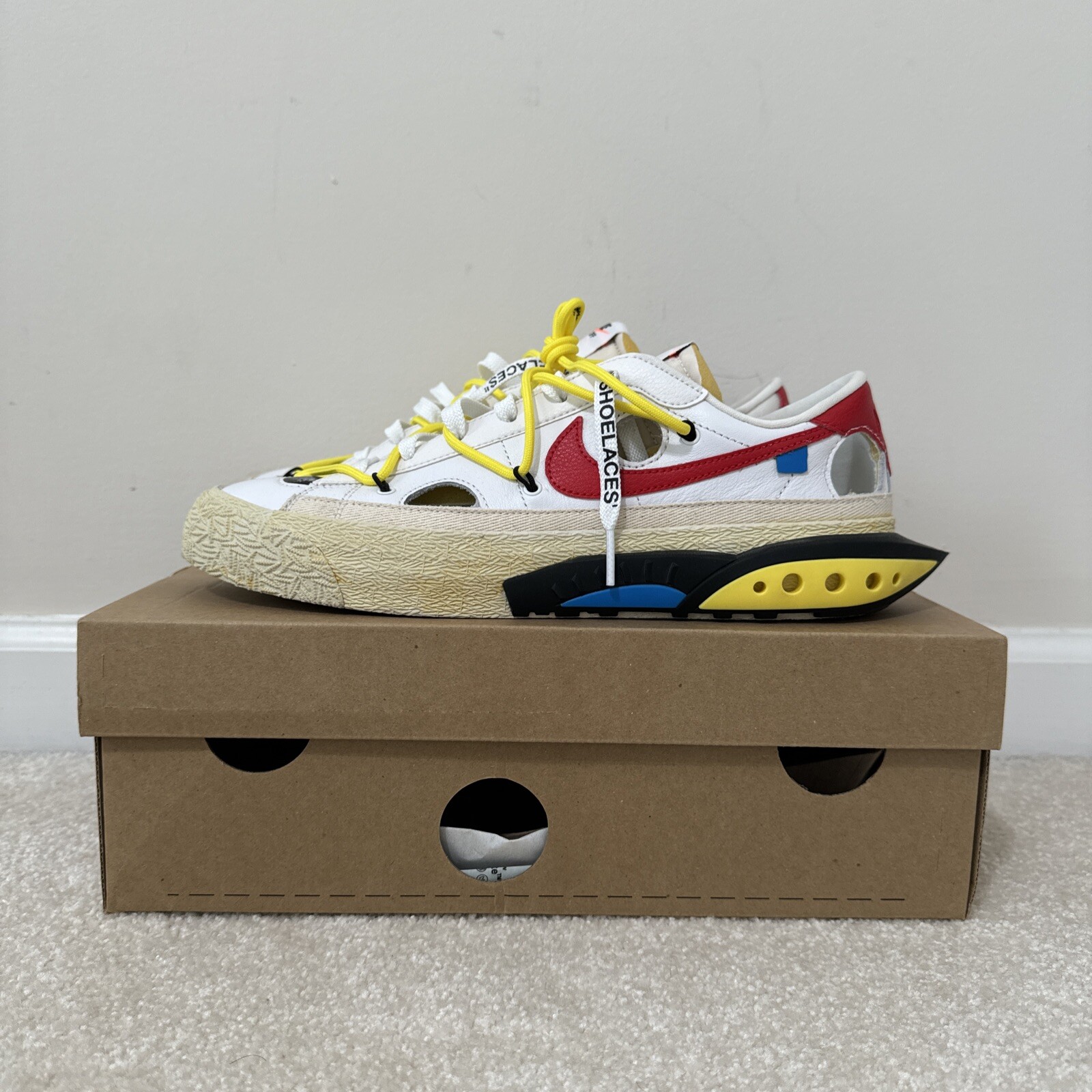 OFF WHITE X NIKE Taglia 9 VNDS Nike bianco sporco x blazer bianco basso rosso università