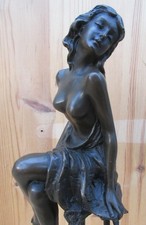 Bronzeskulptur:  Frau auf Barhocker 27 cm
