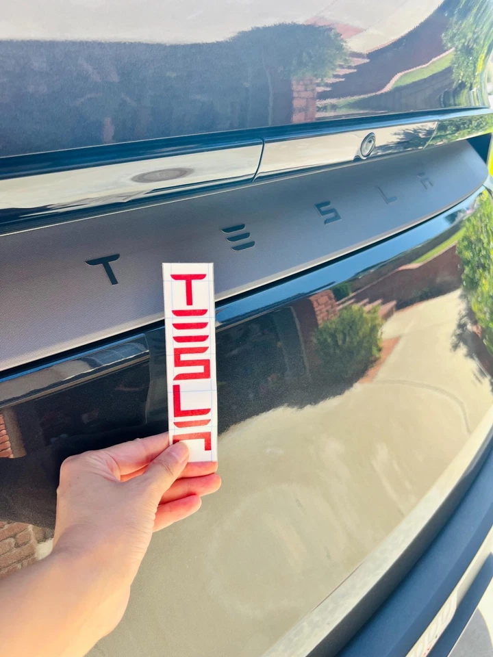Puerta trasera maletero Tesla modelo Y enebro (2025 a la actualidad) letras TESLA emblema Deca Foto 2 de 4