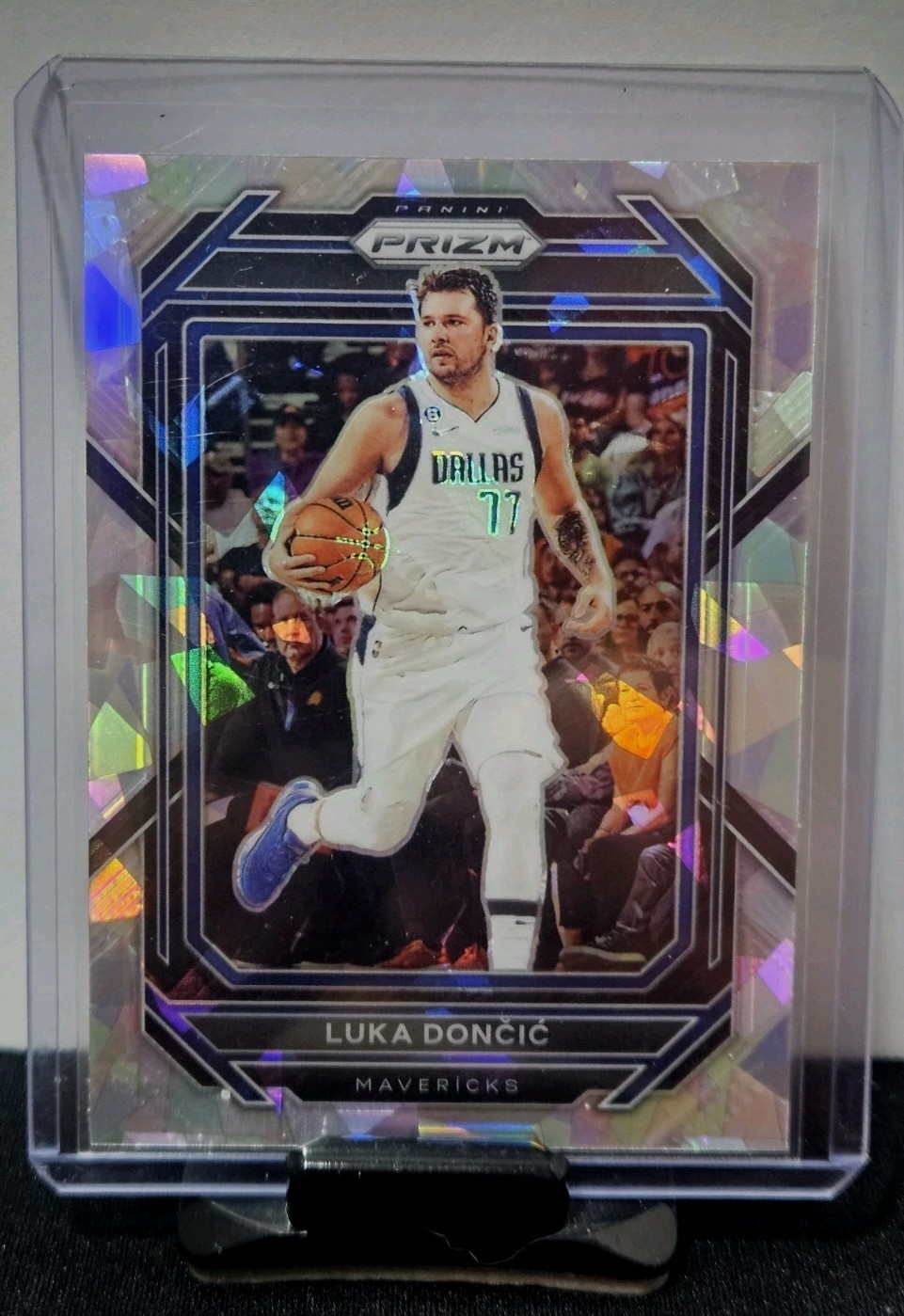 Luka Doncic 2022-23 Panini Prizm Silver Cracked Ice Prizm #196 Dallas Mavericks