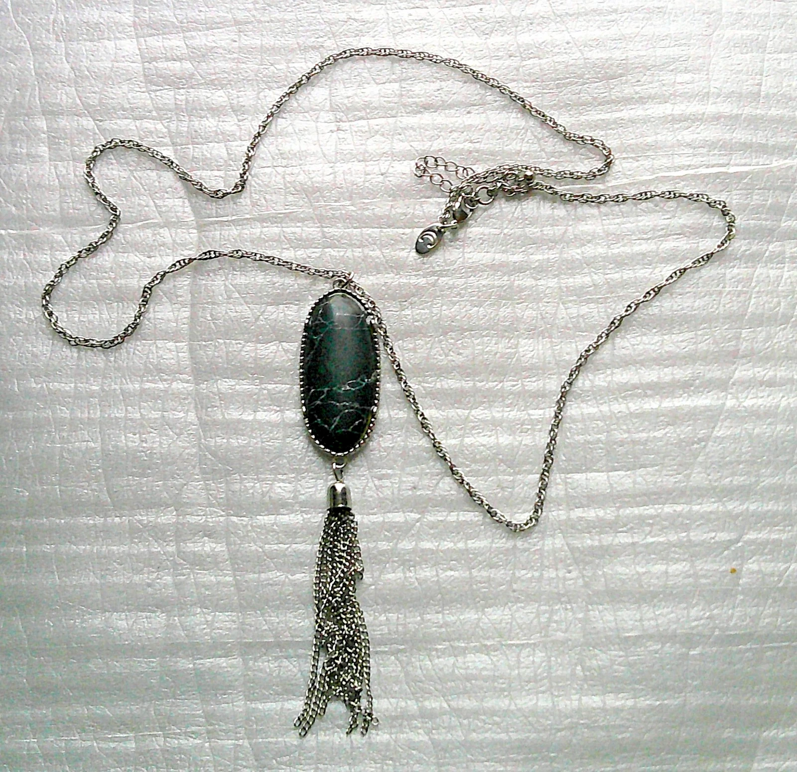 VETEMENTS Ciondolo nero 'Crackle' su tono argento #gioielli #moda #collana