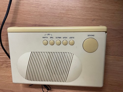 Realistic Chronomatic-369 AM/FM Alarm Clock. - Picture 13 of 15