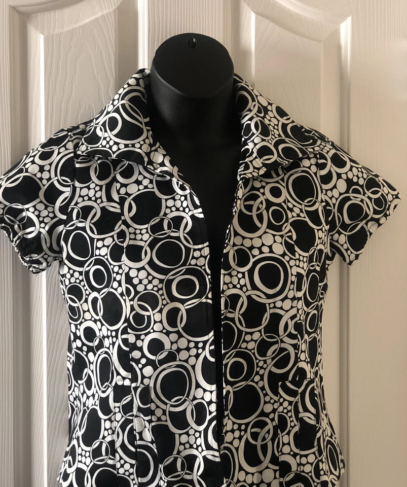 Chaqueta Blazer WD NY 8 Negra Marfil Geométrica Recortada Forrada Frente Abierto Manga Corta Foto 2 de 4