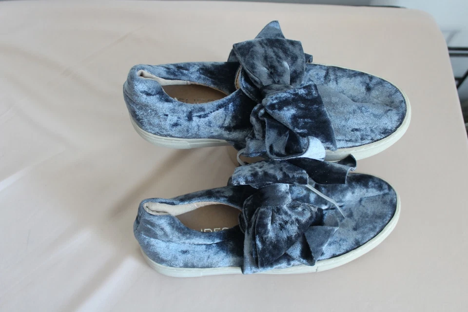 J Slides Womens Velvet Platform Sneaker with Bow - Silver  Size US 5 NWOB - Изображение 2 из 4