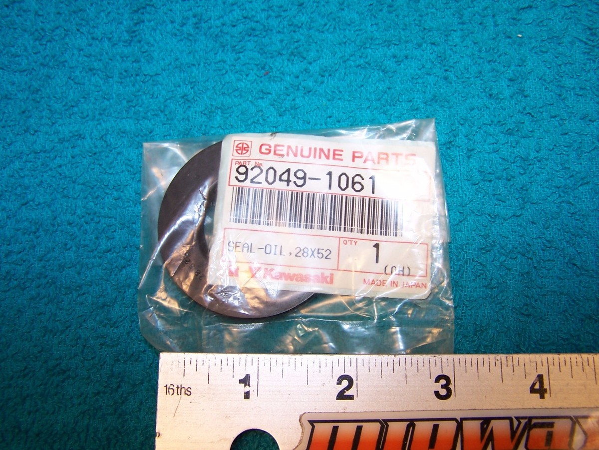 KAWASAKI ZX1000 NEW REAR WHEEL OIL SEAL 92049-1061 ZG ZX 1000 VN