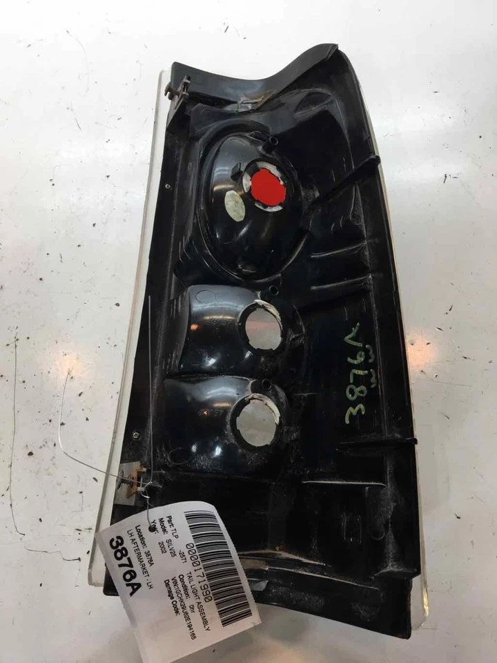 99 00 01 02 Chevrolet CHEVY SILVERADO 2500 Tail Light Assembly Left - Image 3 of 3