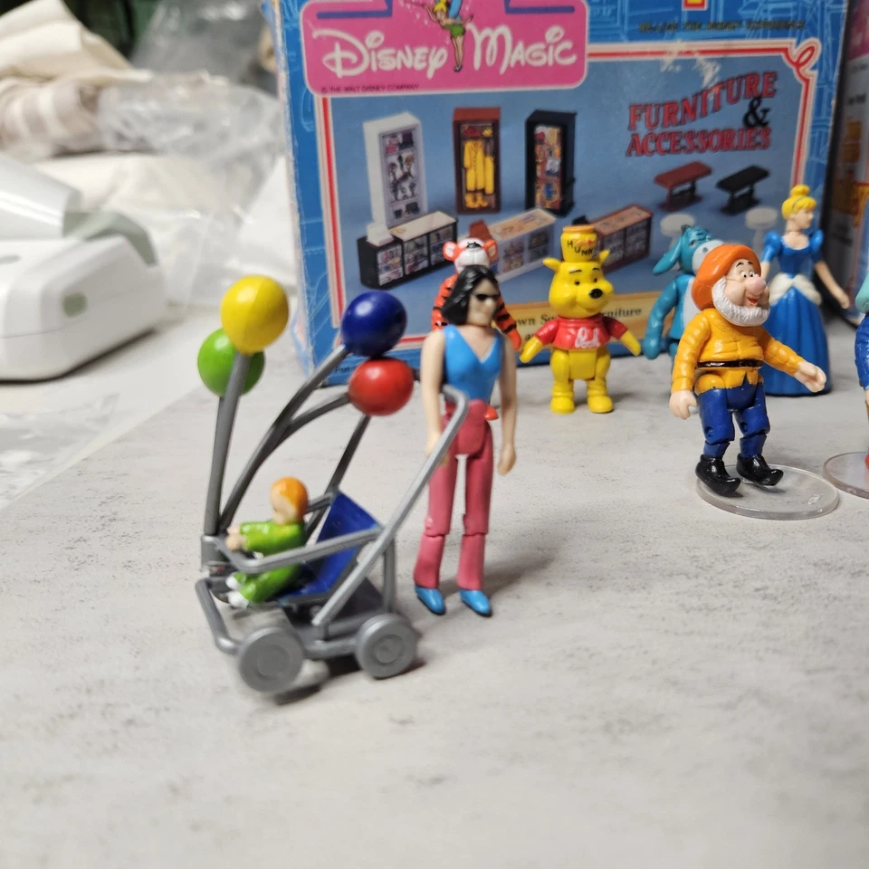 Conjunto de 9 personajes de Disney World Town Square Friends algunos nuevos algunos usados Foto 2 de 4