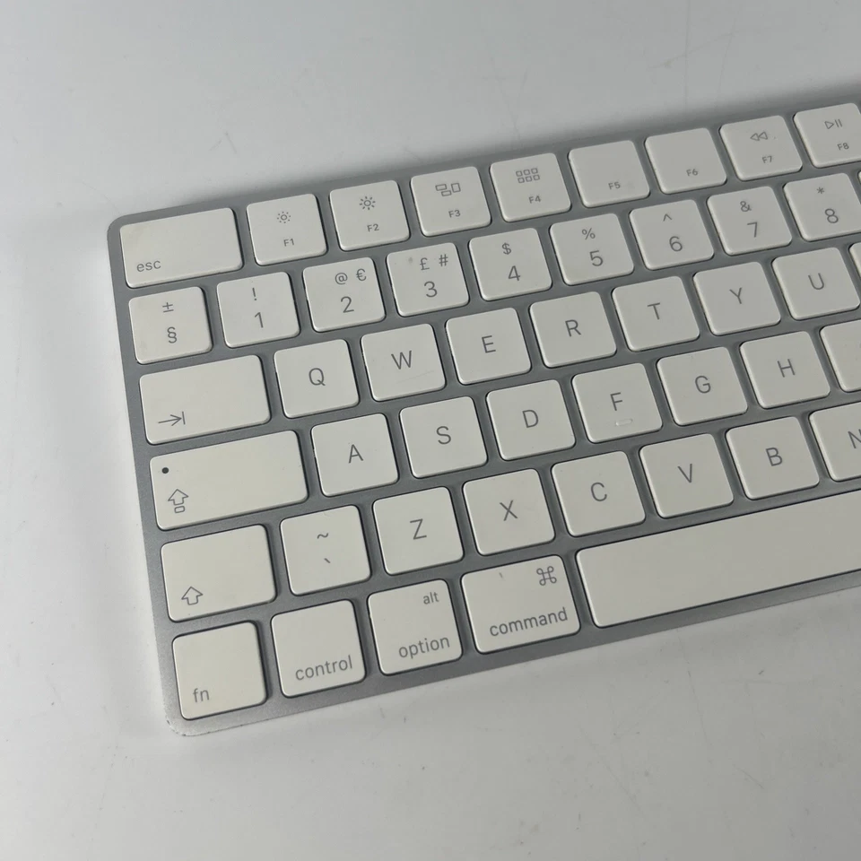 Genuino Apple Inalámbrico Magic Teclado GB Británico Modelo A1644 Blanco Gris - Imagen 2 de 4