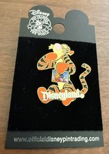 Disneyland TIGGER HOLDING PHOTO Pin 2003 Mint! PP18696