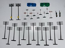 Vintage HO Lot 15 - 4 Power Poles, 9 Railroad Signs, 2 Signal Lights 2 Cars