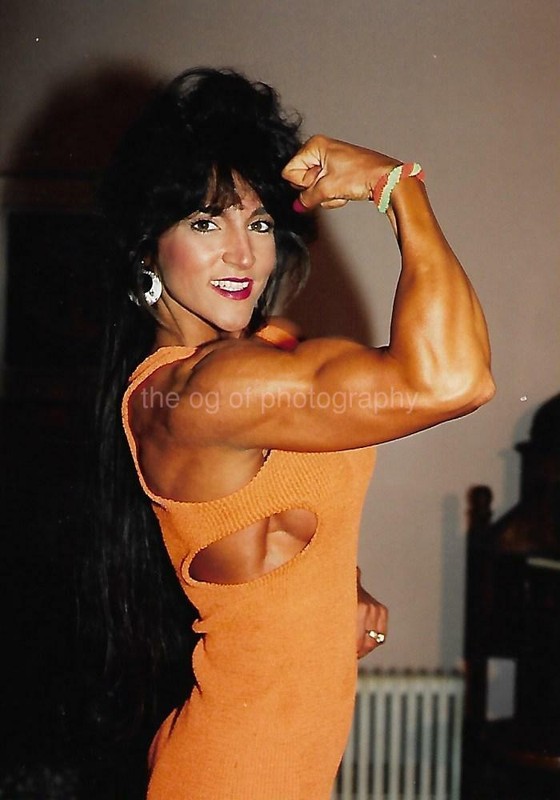PRETTY WOMAN 80's 90's FOUND PHOTO Color MUSCLE GIRL Original EN 18 21 J