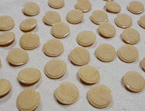 Bouton De Mercerie Ancien Beige Carré - Lot D'occasion Pour Couture