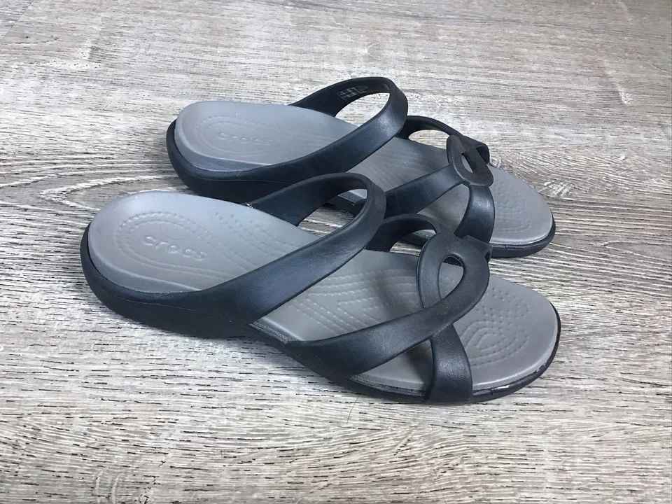 Sandalia CROCS para mujer talla 7 Patricia cuña cómoda deslizable negra gris 202497 Foto 2 de 4