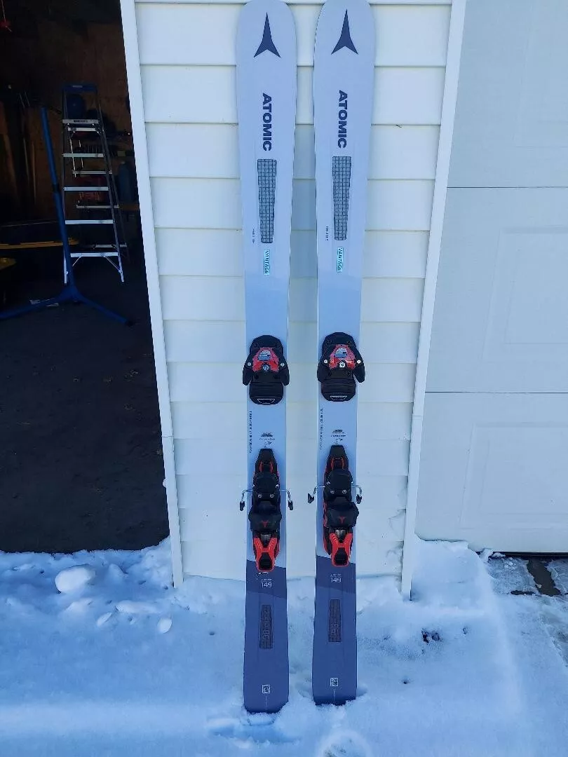 Lightly Used Atomic Women's Skis with Bindings, 149 cm