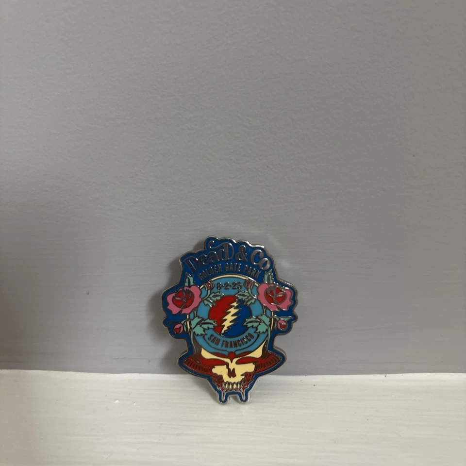 Pin Dead and Company 60 años 2025 San Francisco SF Golden Gate 2 de agosto sin espalda Foto 3 de 4