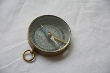 Alter Taschenkompass aus Messing &ndash; &Oslash; 4,5cm *  Vintage NSWO Milit&auml;r