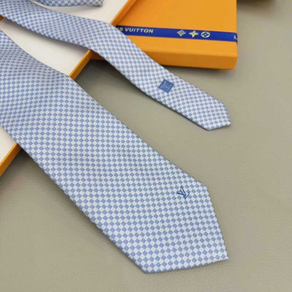 Corbata de seda a cuadros y cuadros informal de negocios Louis Vuitton para hombre azul claro Foto 4 de 4