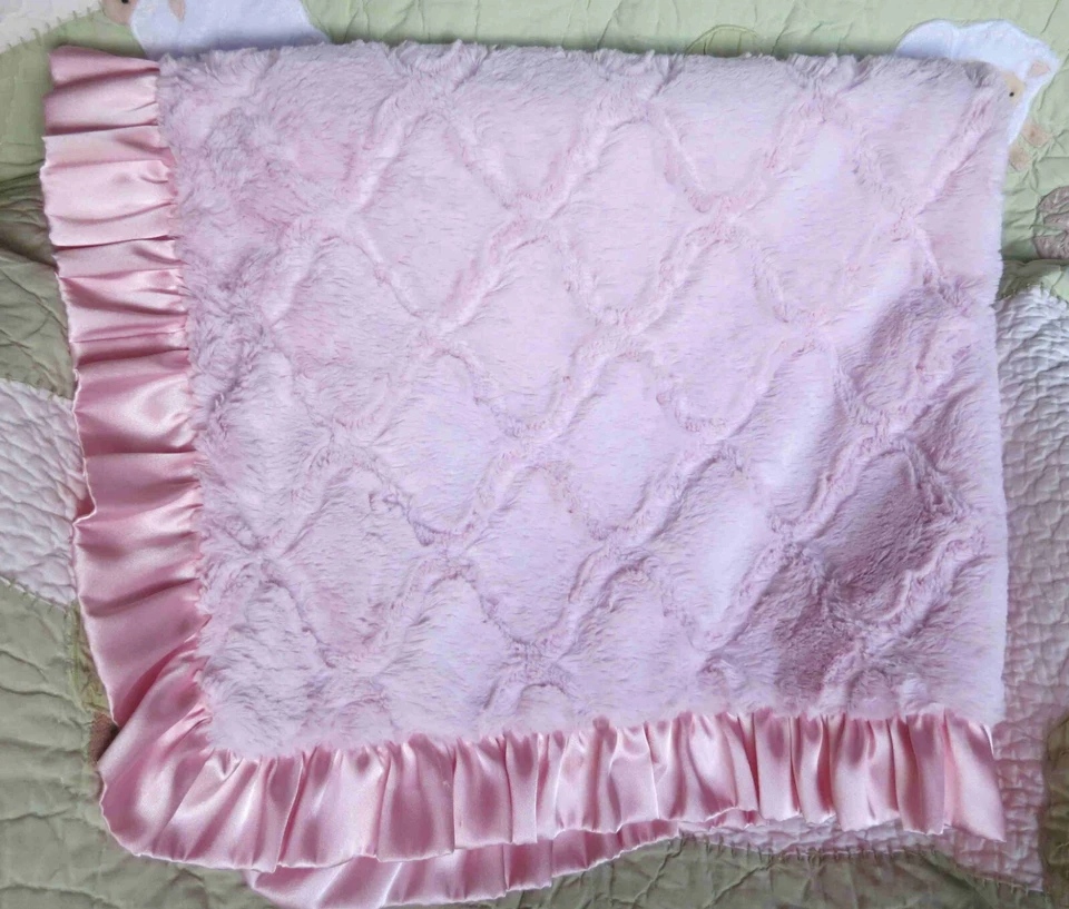 Manta rosa esponjosa con volantes borde satinado bebé niña Child of Mine Carter's? Foto 2 de 3