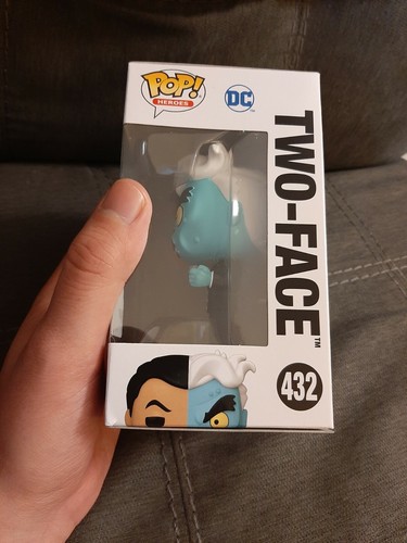 Funko Pop Batman Two-Face #432 LA Comic Con 2021 Exclusive - Picture 2 of 5