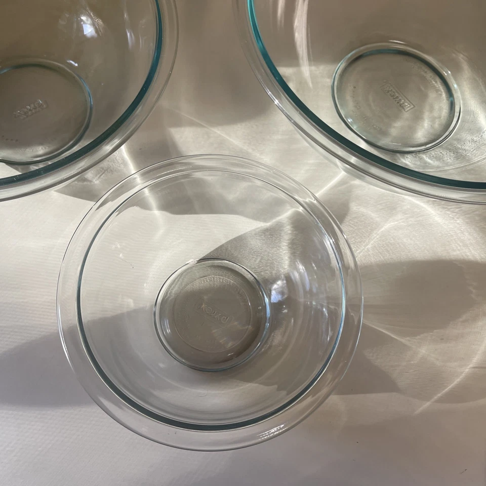 NEW Pyrex 3 Piece Mixing Bowl Set 1qt 2.5qt And 4qt With Lids New without Box - Image 2 of 4