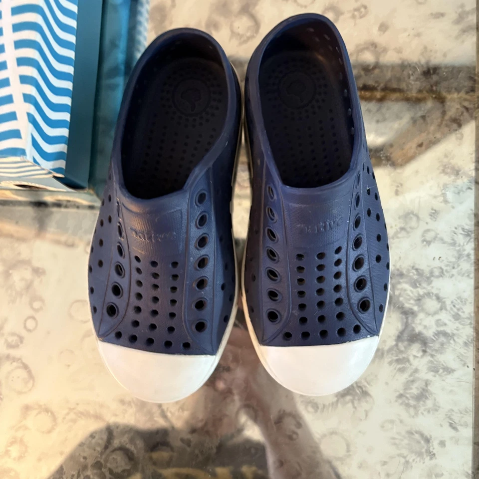 Zapatos Native Jefferson Niños Talla C8 Regata Azul Concha Blanco Impermeables Sin Cordones Foto 2 de 4