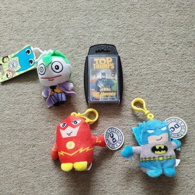  DC Comics Mini Plüsch Taschenanhänger Spielzeug Batman Clip On x 3 & Top Trumps 