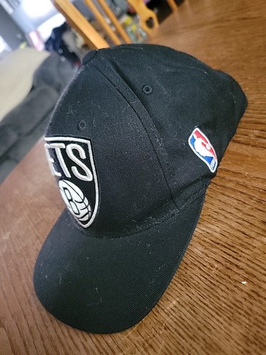 Gorra Mitchell & Ness Snapback negra con logotipo de baloncesto “B” de Brooklyn Nets - Imagen 2 de 7